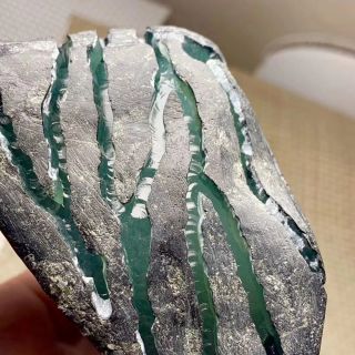 莫莫亮冰种水泥皮翡翠原石开窗料