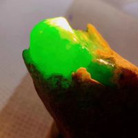 黄盐沙皮阳绿翡翠原石糯冰种戒面料