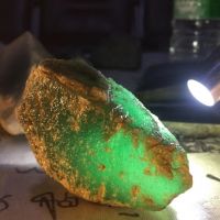 莫西沙高冰种晴绿脱纱皮翡翠原石