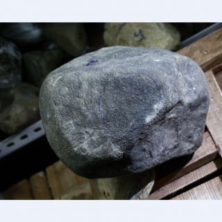 莫西沙水泥皮翡翠原石_肉质发黑满色翡翠原石